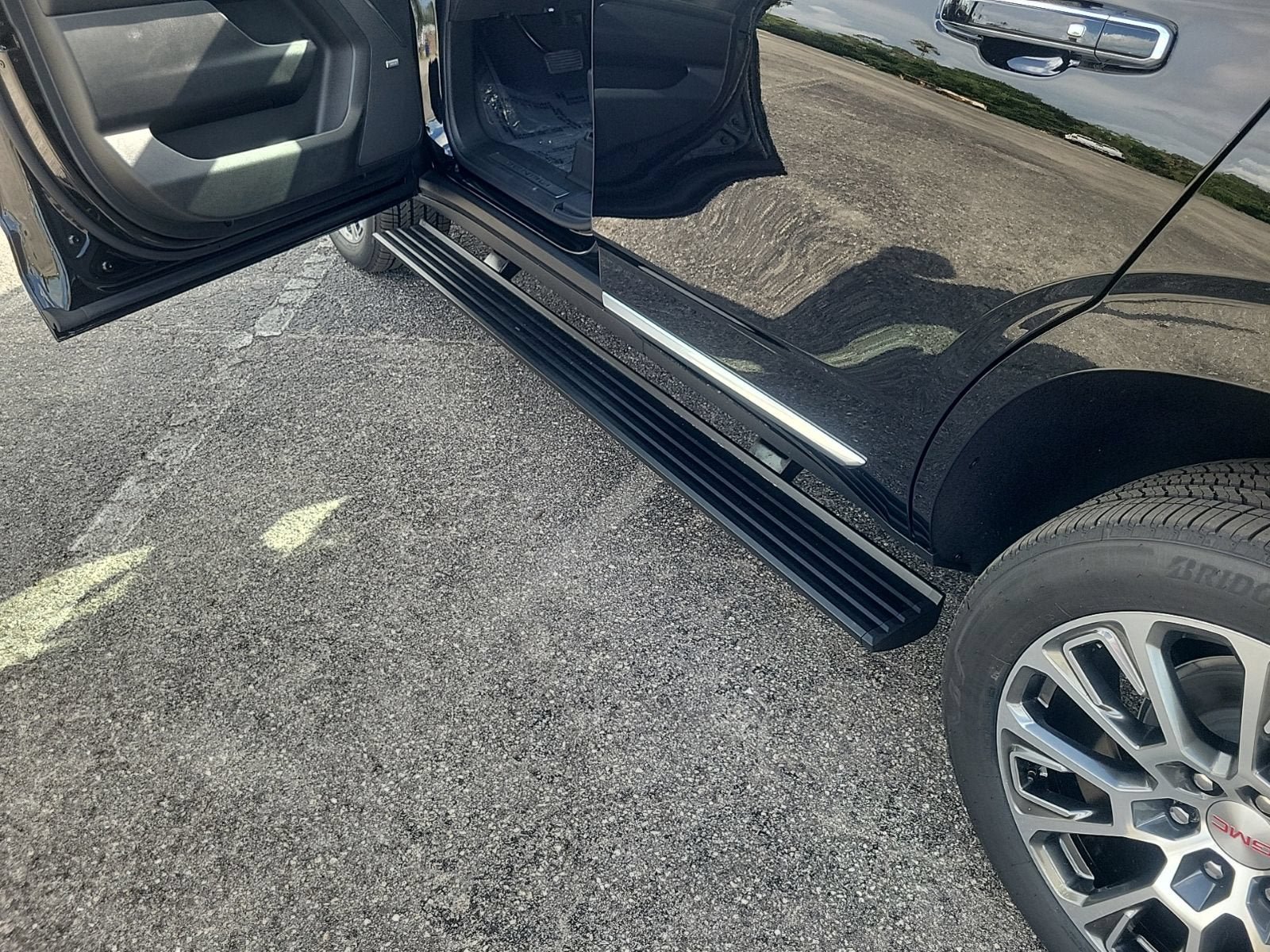 New 2026 GMC Yukon Denali w/ Sun & Power Step Package AWD/4WD image 9