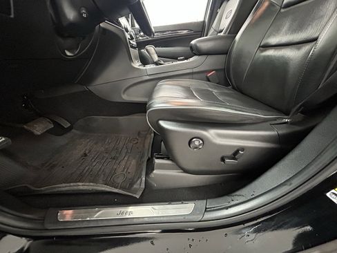 Used 2020 Jeep Grand Cherokee Overland image 32