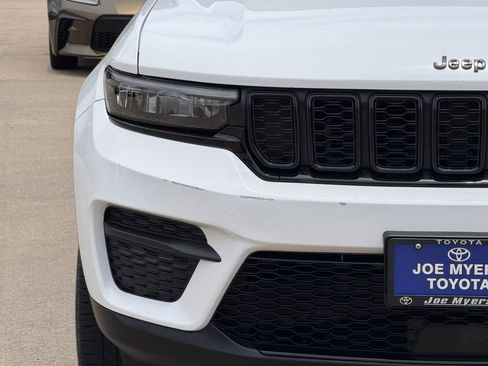 Used 2025 Jeep Grand Cherokee Altitude AWD/4WD image 5