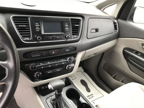 Used 2017 Kia Sedona L image 13