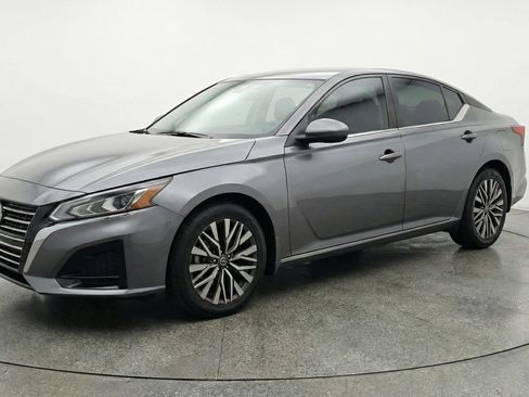 Used 2025 Nissan Altima 2.5 SV image 3
