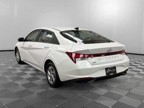 Certified 2023 Hyundai Elantra SE image 3