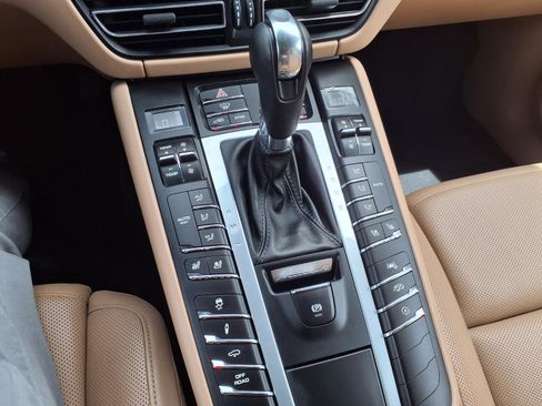 Used 2020 Porsche Macan Turbo AWD/4WD image 26