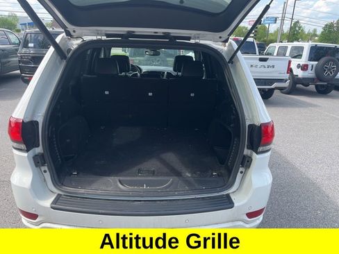 Used 2019 Jeep Grand Cherokee Altitude AWD/4WD image 17
