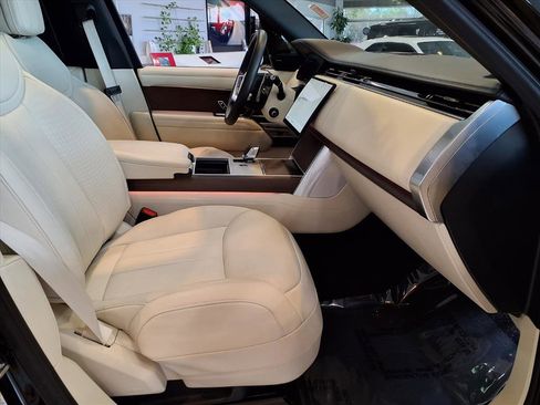 Used 2025 Land Rover Range Rover Long Wheelbase SE image 10