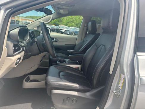 Used 2024 Chrysler Pacifica Touring-L FWD image 20