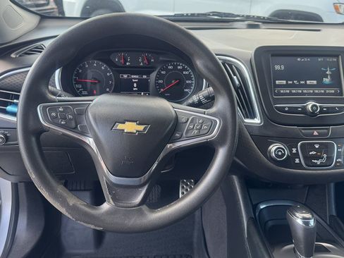 Used 2017 Chevrolet Malibu LT FWD image 17