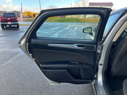 Used 2020 Ford Fusion SE image 17