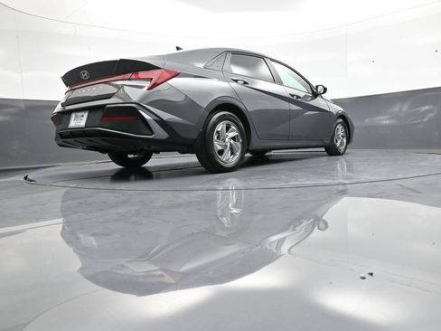 Certified 2025 Hyundai Elantra SE FWD image 29
