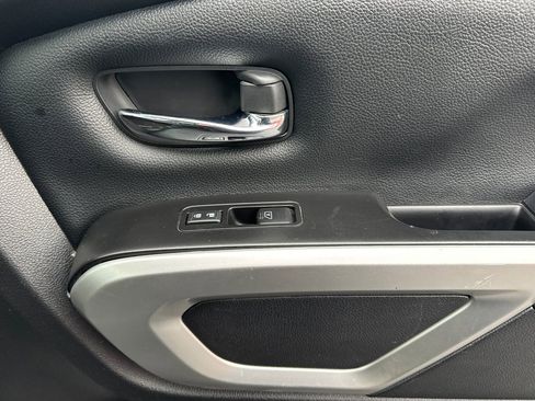 Used 2022 Nissan Titan SV w/ Accessory Utility Package image 17