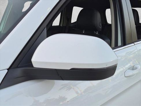 Used 2024 Volkswagen Atlas SE w/ Panoramic Sunroof Package FWD image 8