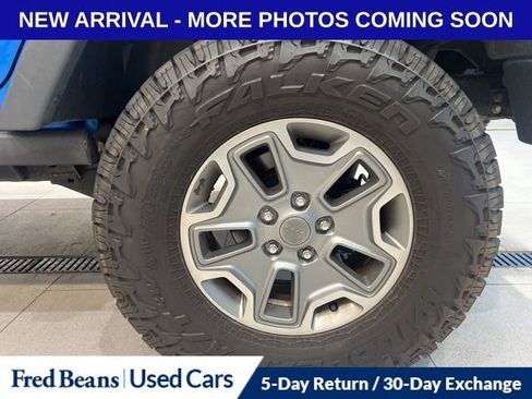 Used 2015 Jeep Wrangler Unlimited Rubicon w/ Connectivity Group image 13