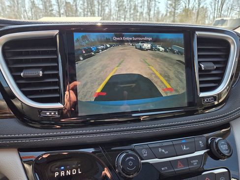 Used 2024 Chrysler Pacifica Limited FWD image 17
