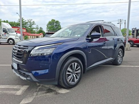 Used 2024 Nissan Pathfinder SL w/ Black Appearance Package AWD/4WD image 3
