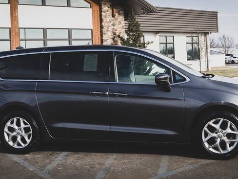 Used 2019 Chrysler Pacifica Touring Plus w/ Advanced Safetytec Group image 27