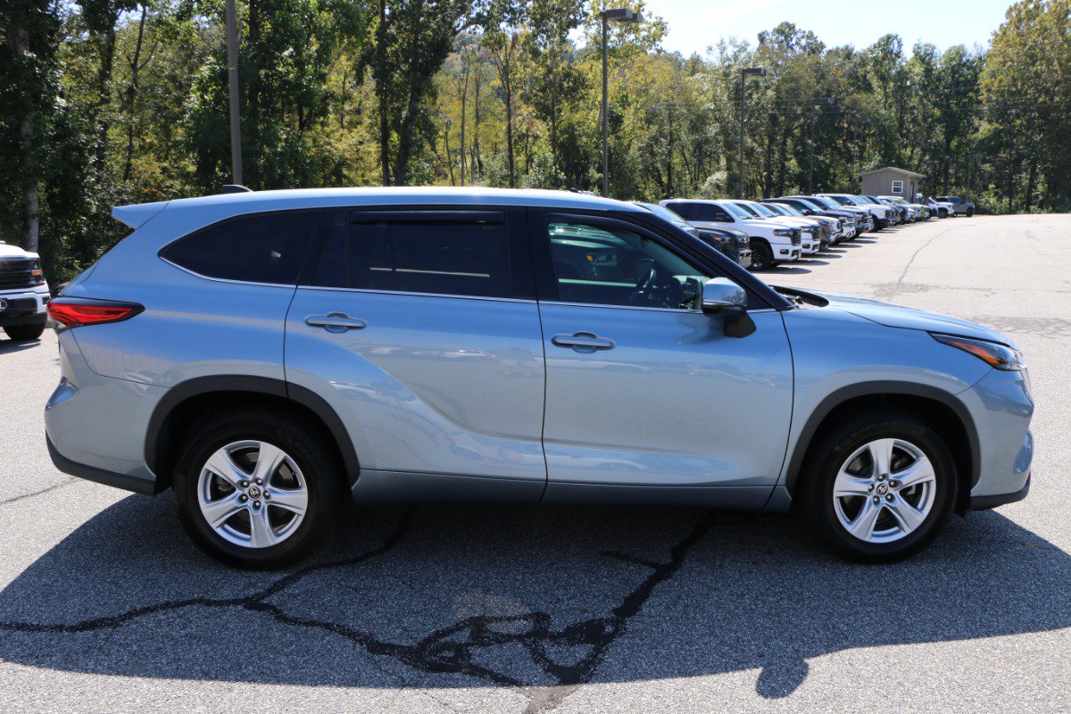 Used 2022 Toyota Highlander LE FWD image 9