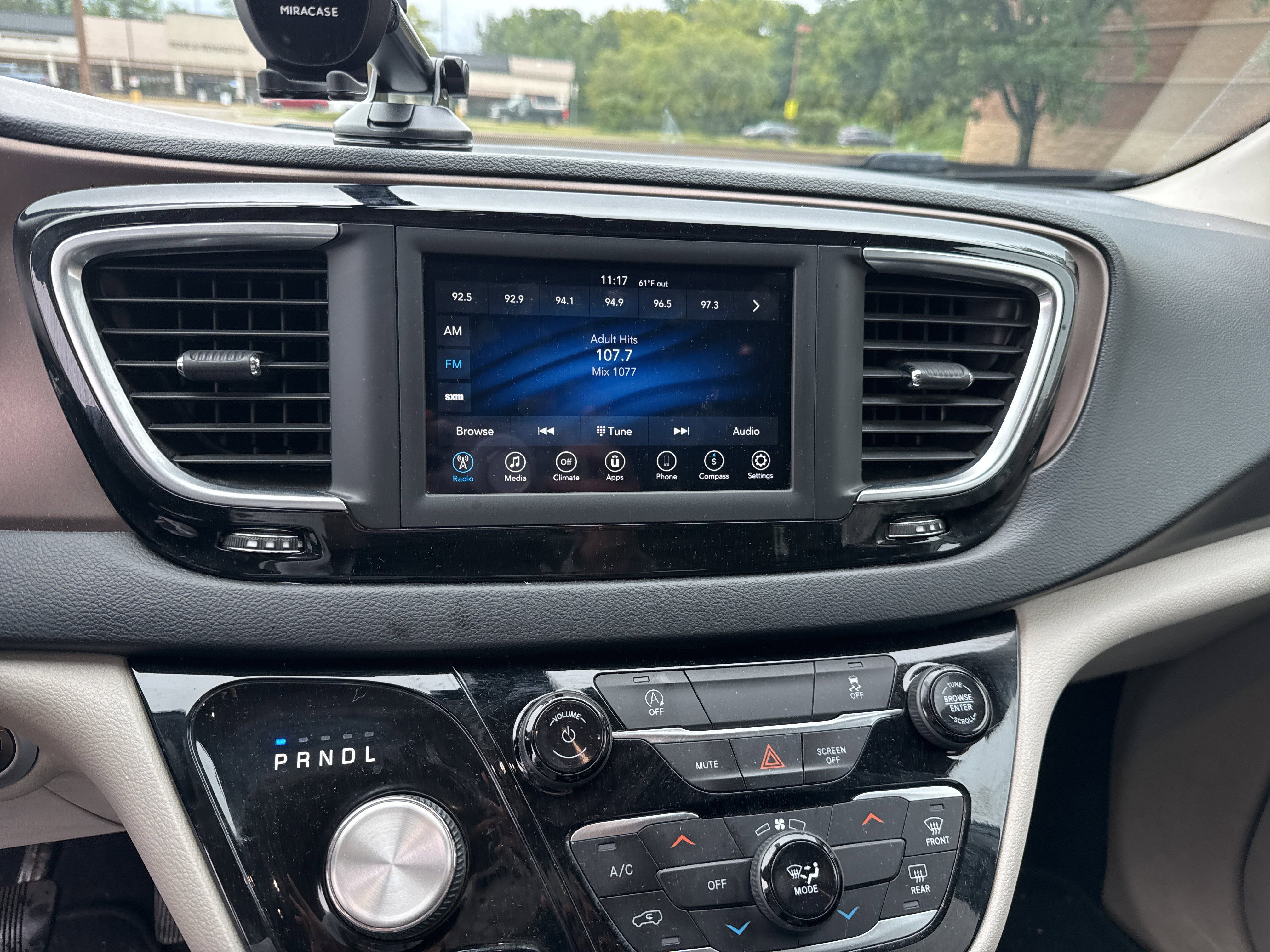 Used 2020 Chrysler Voyager Lxi FWD image 2