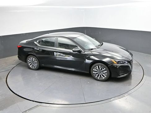 Used 2025 Nissan Altima 2.5 SV FWD image 38