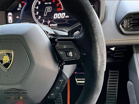 Used 2020 Lamborghini Huracan EVO image 18