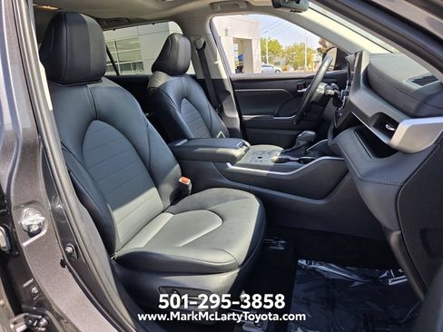 Used 2025 Toyota Highlander AWD image 16