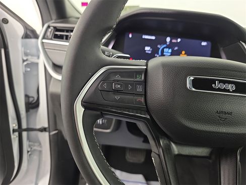 Used 2025 Jeep Grand Cherokee L Laredo image 22