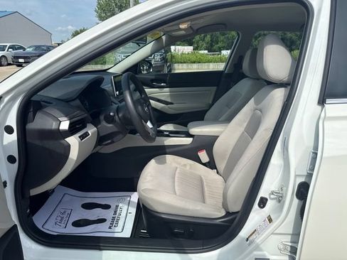 Used 2025 Nissan Altima 2.5 SV FWD image 9
