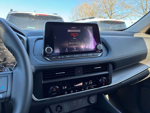 Used 2025 Nissan Rogue SV image 20