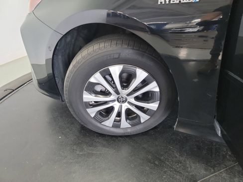 Used 2019 Toyota Prius XLE AWD/4WD image 29