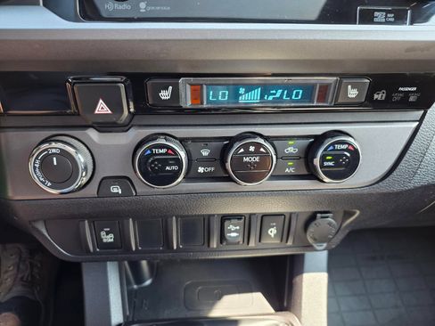 Used 2016 Toyota Tacoma TRD Sport AWD/4WD image 18