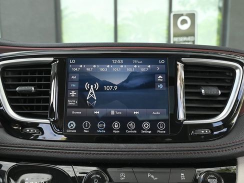 Used 2020 Chrysler Pacifica Limited image 31