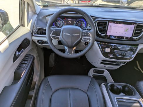 Used 2024 Chrysler Pacifica Touring-L image 15