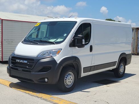 Used 2025 RAM ProMaster 2500 w/ Convenience Group FWD image 2