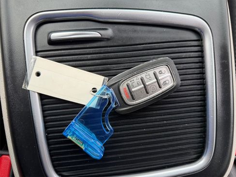 Used 2023 Chrysler Pacifica Touring-L image 32