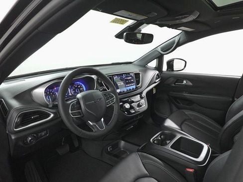 New 2026 Chrysler Pacifica Select AWD/4WD image 16