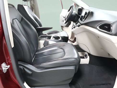 Used 2017 Chrysler Pacifica Touring-L FWD image 31