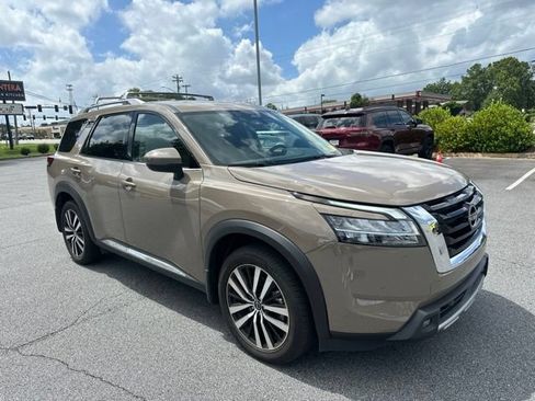 Used 2024 Nissan Pathfinder Platinum FWD image 1
