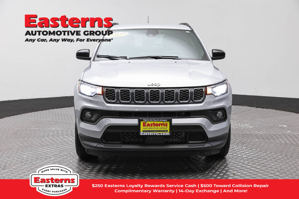 Used 2024 Jeep Compass Latitude AWD/4WD image 3