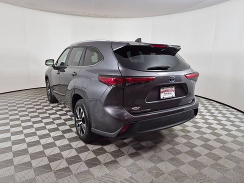 Used 2023 Toyota Highlander XLE FWD image 5