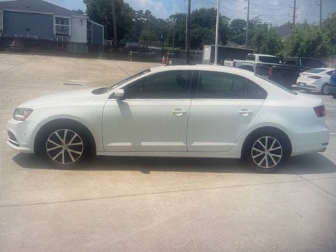 Used 2017 Volkswagen Jetta SE FWD image 2