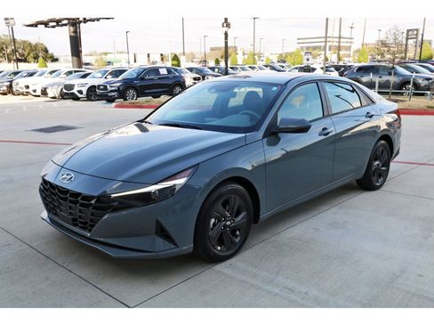 Used 2021 Hyundai Elantra SEL w/ Convenience Package image 3