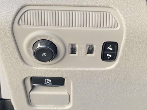 Used 2024 Jeep Wagoneer L Series III w/ Flexible Seating Group AWD/4WD image 19