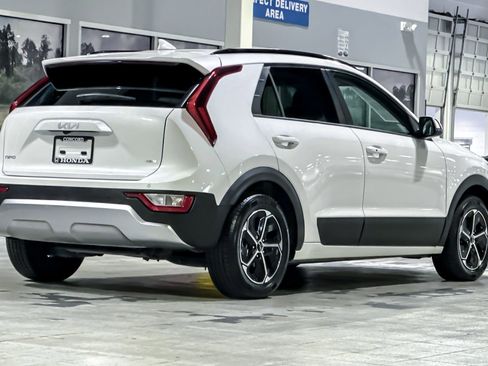 Used 2023 Kia Niro EX image 8