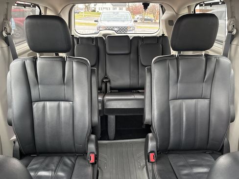 Used 2015 Chrysler Town & Country Touring w/ Driver Convenience Group image 7