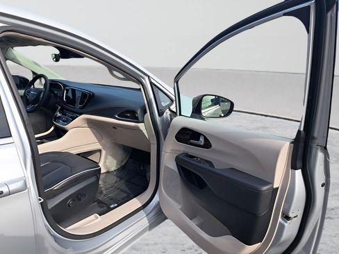 Used 2024 Chrysler Pacifica Limited FWD image 16