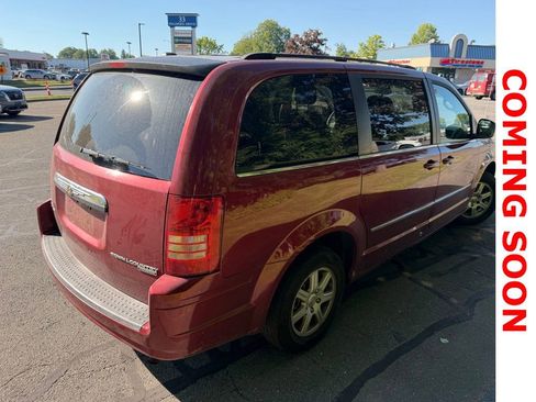 Used 2010 Chrysler Town & Country Touring FWD image 8