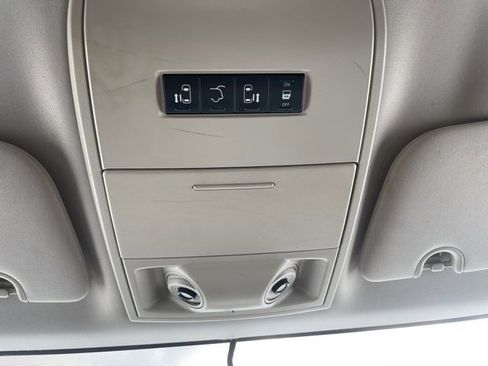 Used 2014 Chrysler Town & Country Touring image 27
