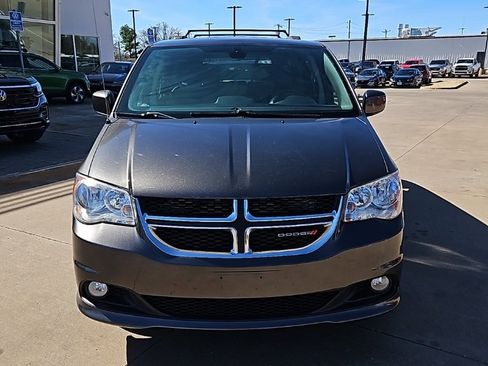 Used 2019 Dodge Grand Caravan SXT image 2