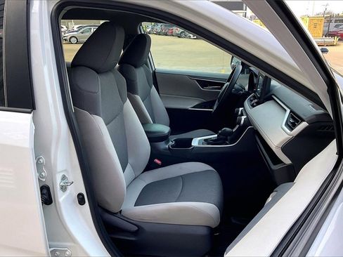 Used 2022 Toyota RAV4 XLE image 7