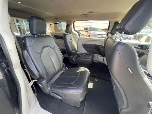 Used 2020 Chrysler Pacifica Touring-L image 19