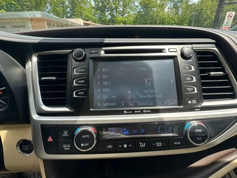 Used 2018 Toyota Highlander XLE AWD/4WD image 15